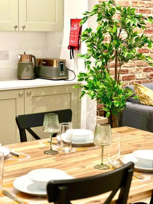 Brand New Apt - Beach Breeze Spacious 1-Bedroom Apartment With Parking - Sleeps 4 Ppl- Internet Bournemouth Dış mekan fotoğraf