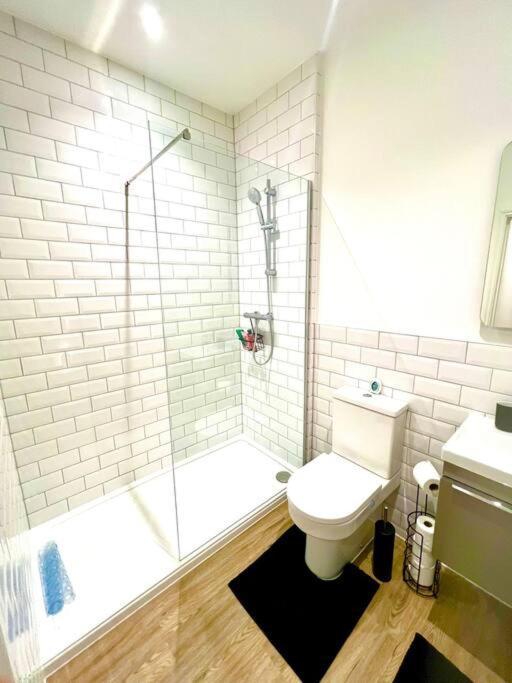 Brand New Apt - Beach Breeze Spacious 1-Bedroom Apartment With Parking - Sleeps 4 Ppl- Internet Bournemouth Dış mekan fotoğraf