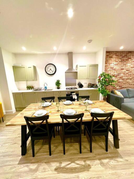 Brand New Apt - Beach Breeze Spacious 1-Bedroom Apartment With Parking - Sleeps 4 Ppl- Internet Bournemouth Dış mekan fotoğraf
