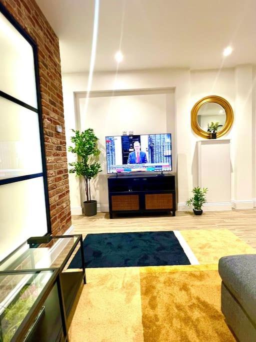 Brand New Apt - Beach Breeze Spacious 1-Bedroom Apartment With Parking - Sleeps 4 Ppl- Internet Bournemouth Dış mekan fotoğraf