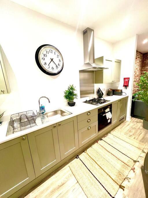 Brand New Apt - Beach Breeze Spacious 1-Bedroom Apartment With Parking - Sleeps 4 Ppl- Internet Bournemouth Dış mekan fotoğraf