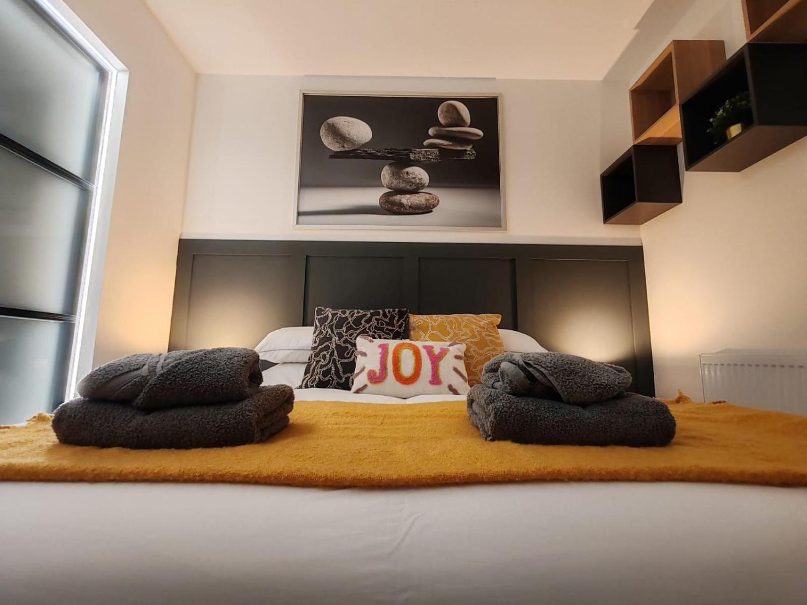 Brand New Apt - Beach Breeze Spacious 1-Bedroom Apartment With Parking - Sleeps 4 Ppl- Internet Bournemouth Dış mekan fotoğraf
