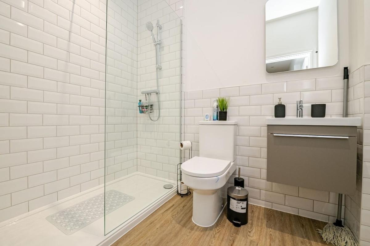 Brand New Apt - Beach Breeze Spacious 1-Bedroom Apartment With Parking - Sleeps 4 Ppl- Internet Bournemouth Dış mekan fotoğraf
