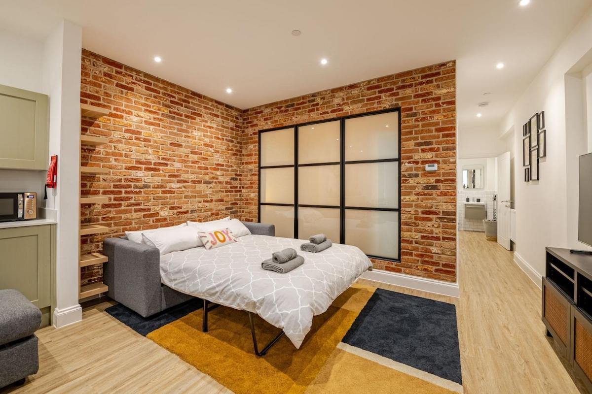 Brand New Apt - Beach Breeze Spacious 1-Bedroom Apartment With Parking - Sleeps 4 Ppl- Internet Bournemouth Dış mekan fotoğraf