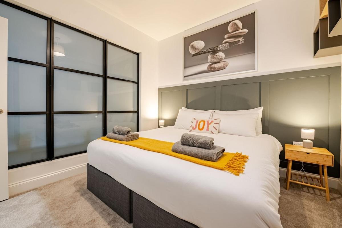 Brand New Apt - Beach Breeze Spacious 1-Bedroom Apartment With Parking - Sleeps 4 Ppl- Internet Bournemouth Dış mekan fotoğraf