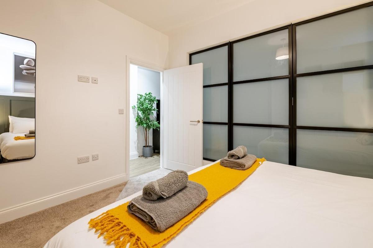 Brand New Apt - Beach Breeze Spacious 1-Bedroom Apartment With Parking - Sleeps 4 Ppl- Internet Bournemouth Dış mekan fotoğraf
