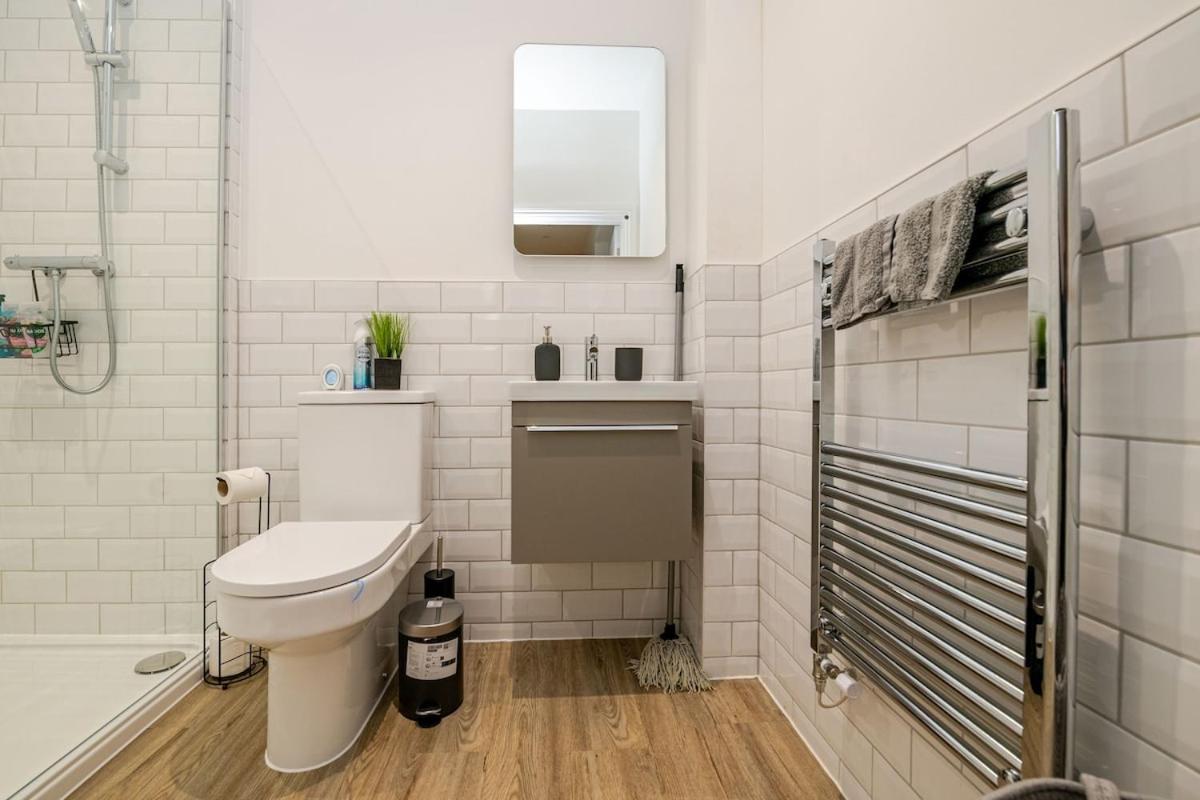 Brand New Apt - Beach Breeze Spacious 1-Bedroom Apartment With Parking - Sleeps 4 Ppl- Internet Bournemouth Dış mekan fotoğraf