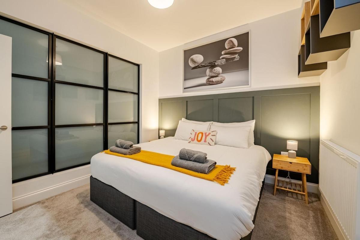 Brand New Apt - Beach Breeze Spacious 1-Bedroom Apartment With Parking - Sleeps 4 Ppl- Internet Bournemouth Dış mekan fotoğraf