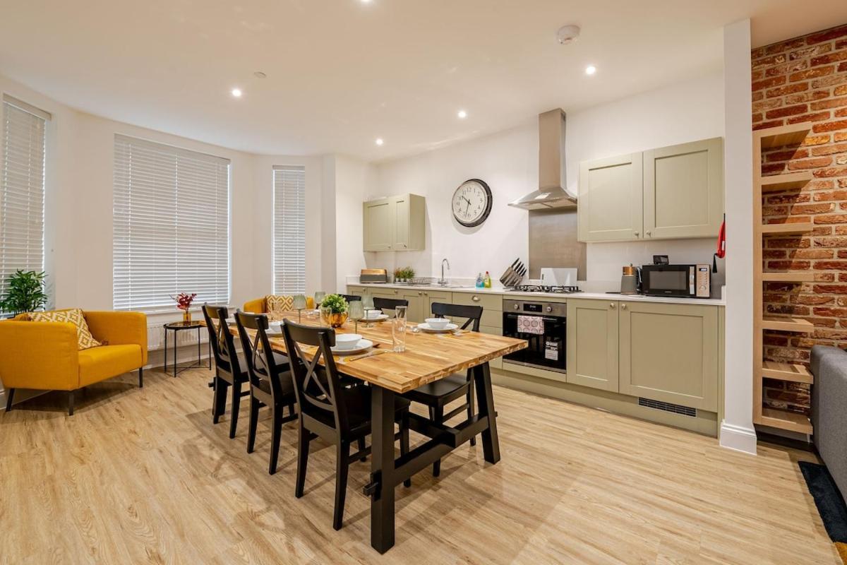 Brand New Apt - Beach Breeze Spacious 1-Bedroom Apartment With Parking - Sleeps 4 Ppl- Internet Bournemouth Dış mekan fotoğraf