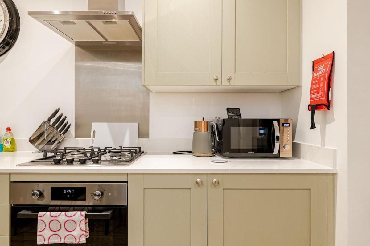 Brand New Apt - Beach Breeze Spacious 1-Bedroom Apartment With Parking - Sleeps 4 Ppl- Internet Bournemouth Dış mekan fotoğraf