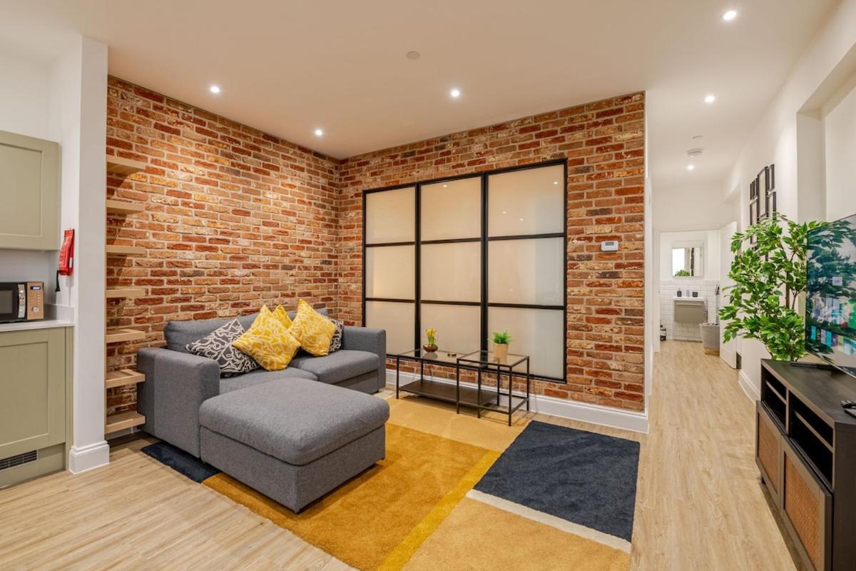 Brand New Apt - Beach Breeze Spacious 1-Bedroom Apartment With Parking - Sleeps 4 Ppl- Internet Bournemouth Dış mekan fotoğraf