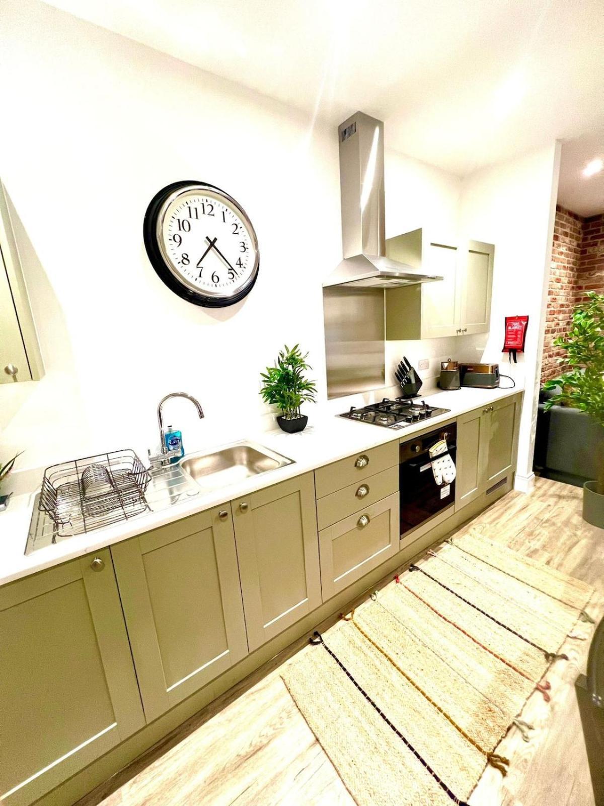 Brand New Apt - Beach Breeze Spacious 1-Bedroom Apartment With Parking - Sleeps 4 Ppl- Internet Bournemouth Dış mekan fotoğraf