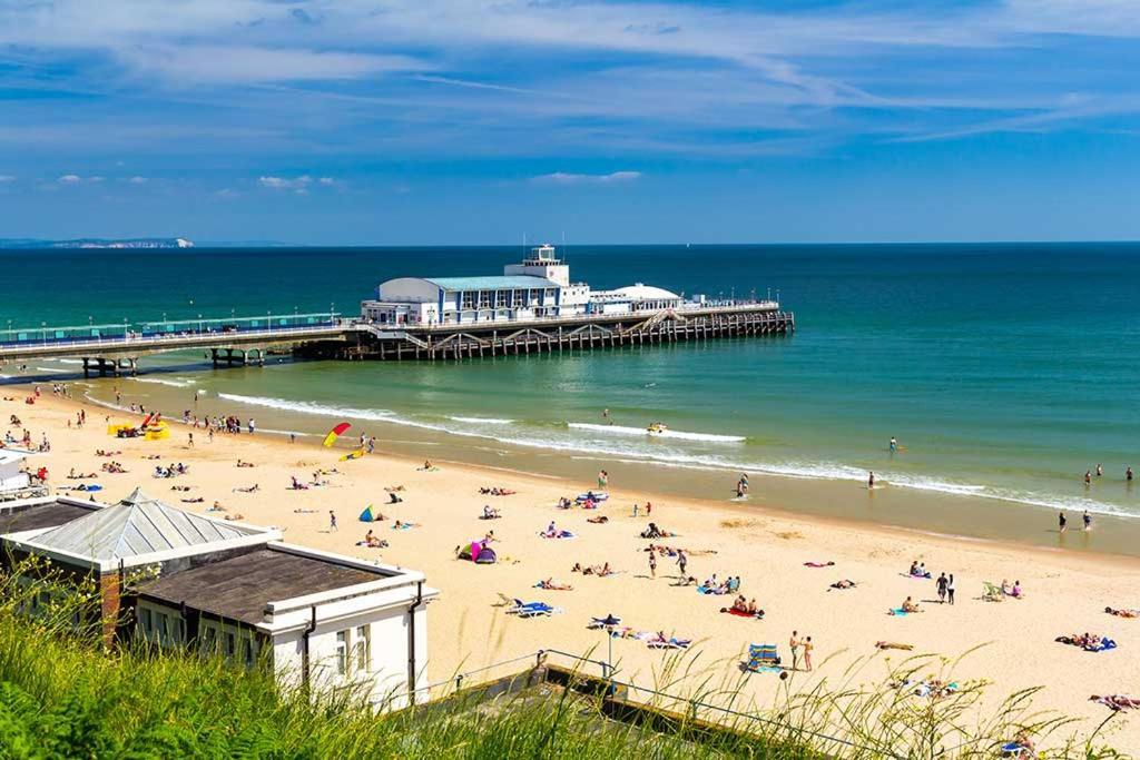Brand New Apt - Beach Breeze Spacious 1-Bedroom Apartment With Parking - Sleeps 4 Ppl- Internet Bournemouth Dış mekan fotoğraf