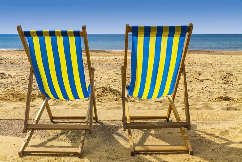 Brand New Apt - Beach Breeze Spacious 1-Bedroom Apartment With Parking - Sleeps 4 Ppl- Internet Bournemouth Dış mekan fotoğraf
